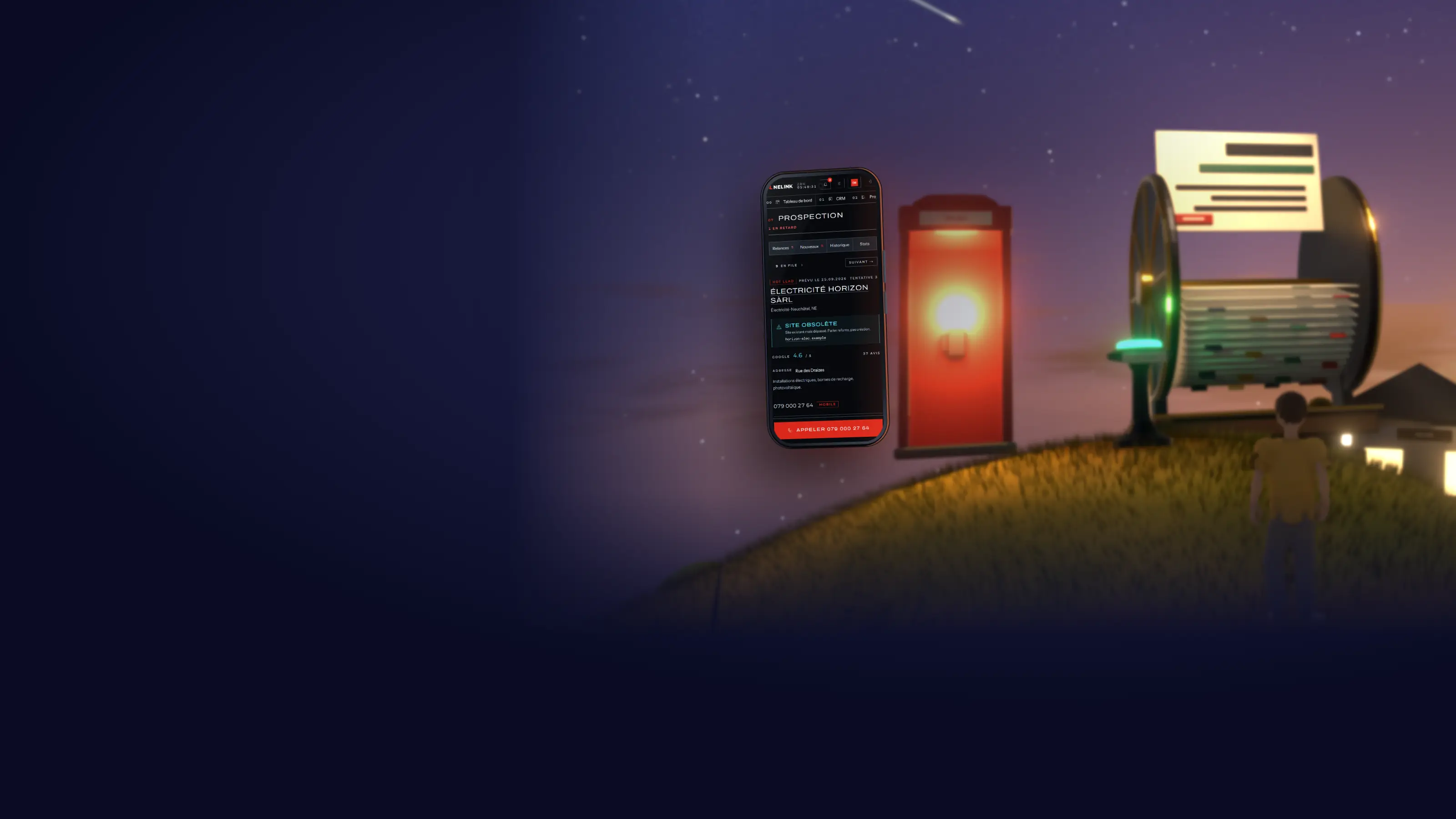 La nuit, à la halte de la prospection : le téléphone de l’outil, à côté de la cabine rouge, montre la fiche d’une entreprise inventée et, en bas, le bouton rouge Appeler. Plus loin, de dos, je me tiens devant le fichier d’appels géant.